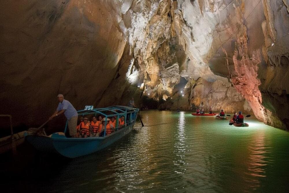 Trải nghiệm đi thuyền vào lòng động Phong Nha để chiêm ngưỡng những tuyệt tác của tự nhiên